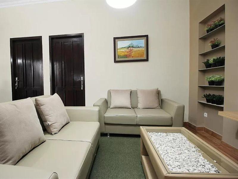 Oyo 572 Omah Gedongkuning Syariah Homestay Джокякарта Екстериор снимка